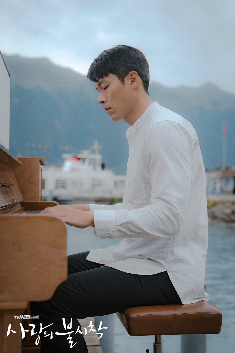 Hyun Bin sở hữu giọng hát trầm ấm và khả năng đánh đàn giỏi (Ảnh: Chụp màn hình).