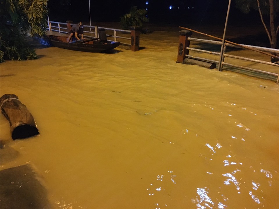 Người dân xã Quang Diệm (Hương Sơn-Hà Tĩnh) dùng thuyền để di chuyển. Ảnh: Thái Hùng