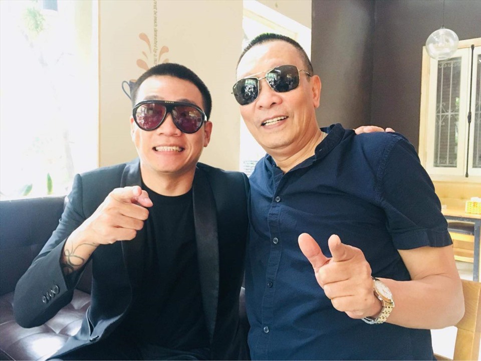 Rapper Wowy bày tỏ sự vui mừng khi được gặp nhà báo Lại Văn Sâm, sau thời gian dài truy lùng. Ảnh: NV