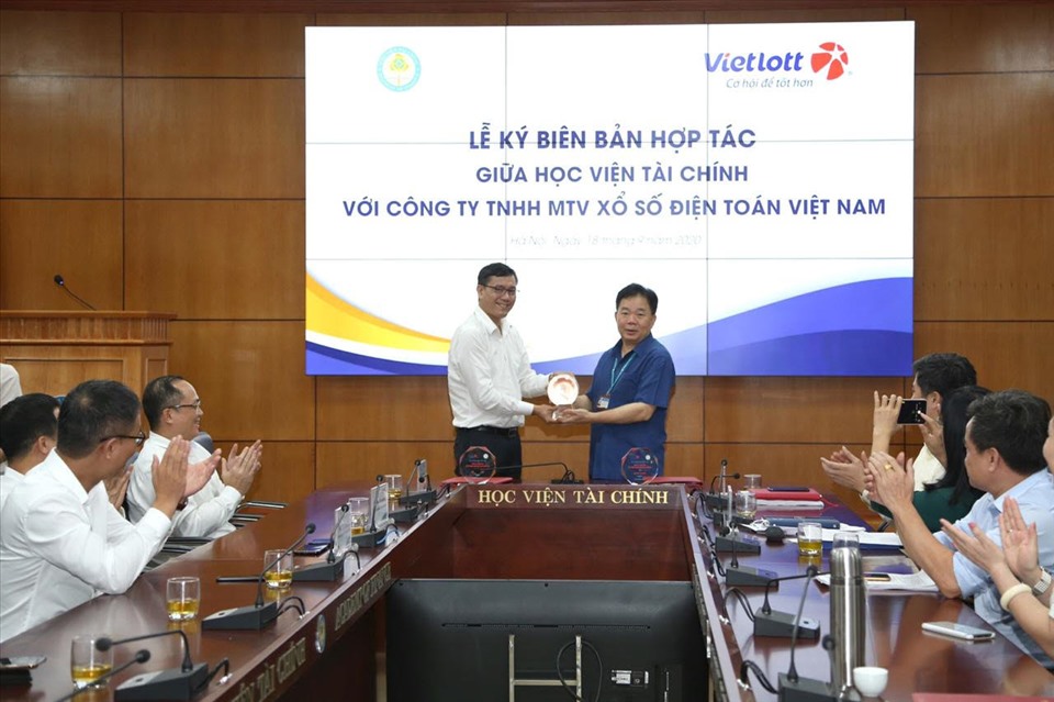 Lễ ký kết trao học bổng tại Học viện Tài chính. Ảnh: NVCC