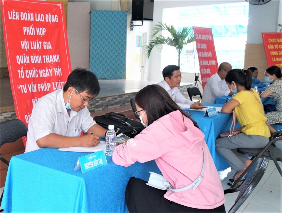 Tư vấn cho người lao động trong Ngày hội Tư vấn pháp luật do LĐLĐ Quận Bình Thạnh tổ chức. Ảnh Ngọc Thiện.