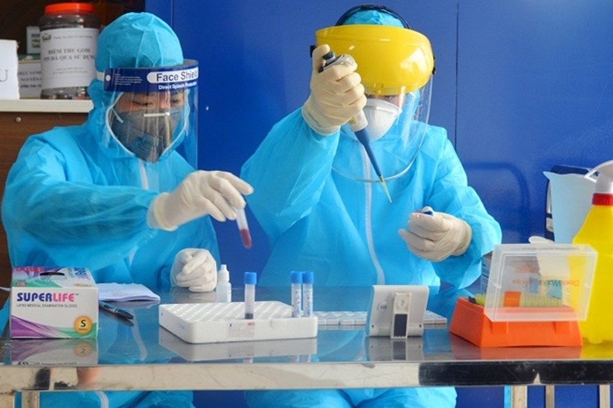 Chính phủ yêu cầu chú trọng nâng cao năng lực xét nghiệm nhanh COVID-19 tại các sân bay, khu du lịch. Ảnh minh hoạ: LDO