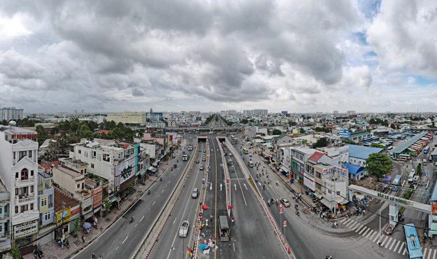 Nút giao thông An Sương là nút giao 3 tầng gồm: tầng hầm, tầng mặt bằng nút giao có vòng xuyến và tầng cầu vượt. Ảnh: Minh Quân