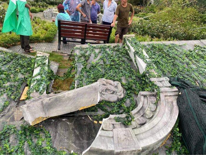 Tiêu tốn hơn 2 tỷ VNĐ lẫn 3 tháng trời ròng rã mới hoàn thành, tuy nhiên, sáng sớm ngày 18.9, hơn 70% diện tích Bạch Trà Viên đã hư hại bị nặng nề bởi cơn bão số 5. “Mặc dù cố gắng gia cố lẫn che chắn, thế nhưng phần lớn bối cảnh vẫn không thể chống đỡ nổi sức tàn phá của mưa to gió lớn. Chưa kể, việc sân bay Huế đóng cửa do bão cũng làm một số diễn viên phụ như Jun Vũ, Hạnh Thúy, Thùy Dương… chưa thể có mặt” - đạo diễn Bảo Nhân lo lắng.