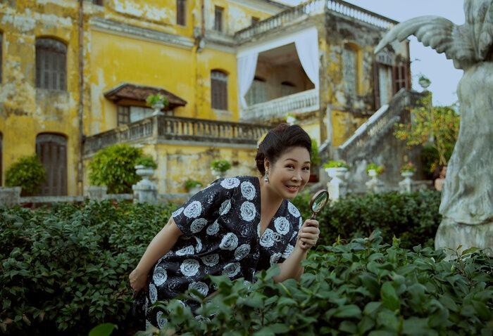 NSND Hồng Vân dạo vườn Bạch Trà Viên trước khi bão tàn phá.