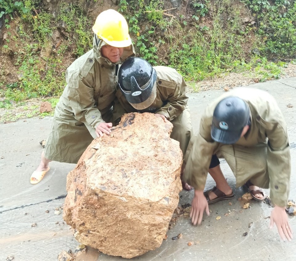 Lực lượng chức năng đang dọn dẹp một số tuyến đường do lũ gây ra.