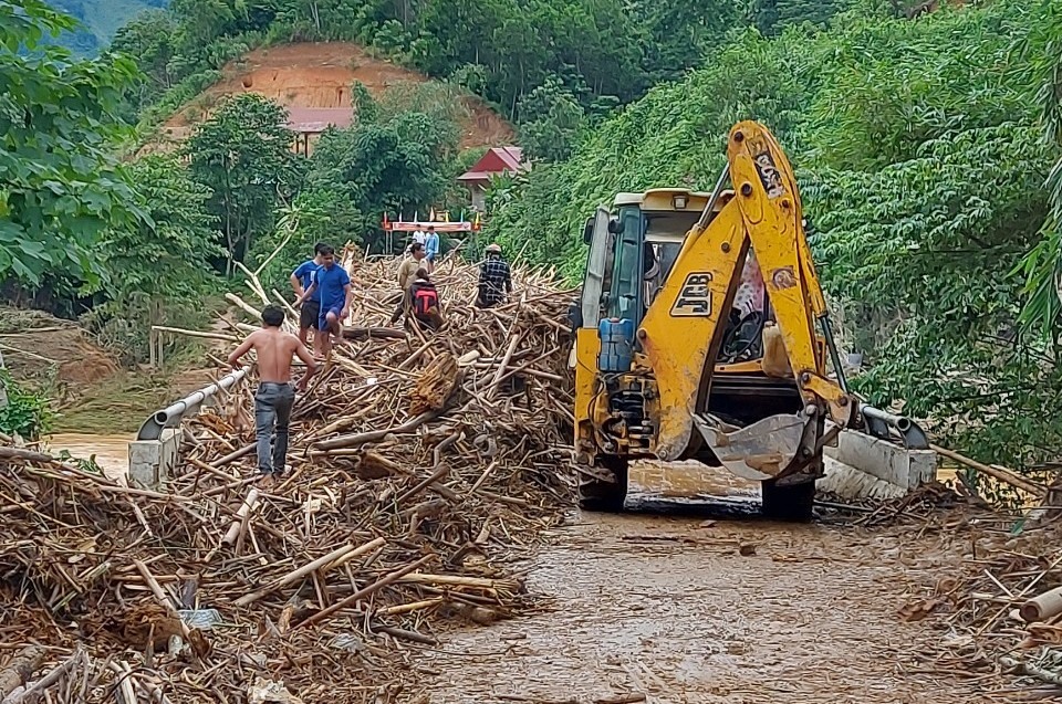 Lực lượng chức năng đang dọn dẹp một số tuyến đường do lũ gây ra.