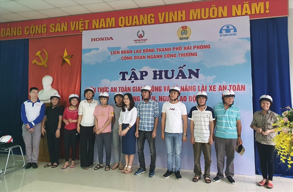 150 CNLĐ được tặng mũ bảo hiểm đạt chuẩn khi tham gia chương trình. Ảnh CH