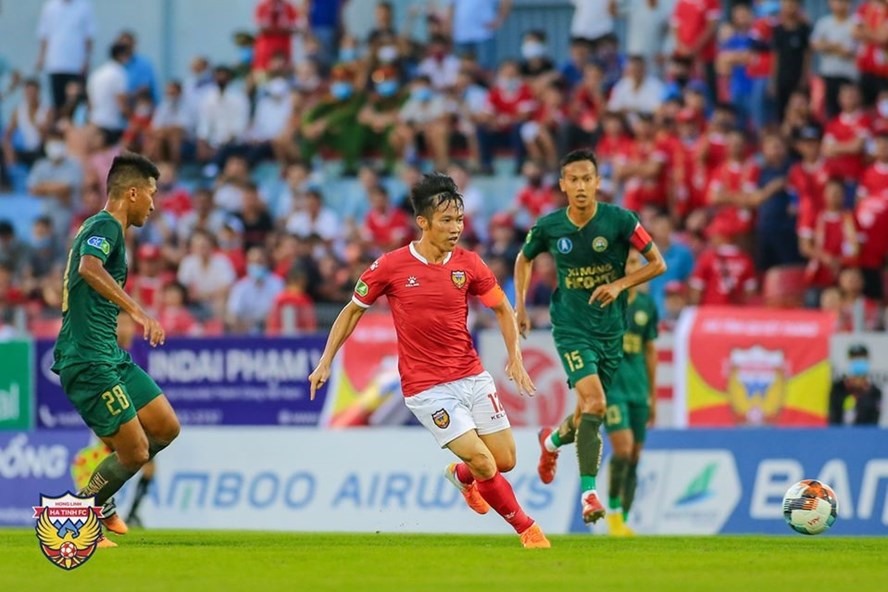Lê Tấn Tài chuyển đến từ Hồng Lĩnh Hà Tĩnh giúp Hà Nội tăng chiều sâu ở tuyến tiền vệ. Ảnh: CLB HLHT.
