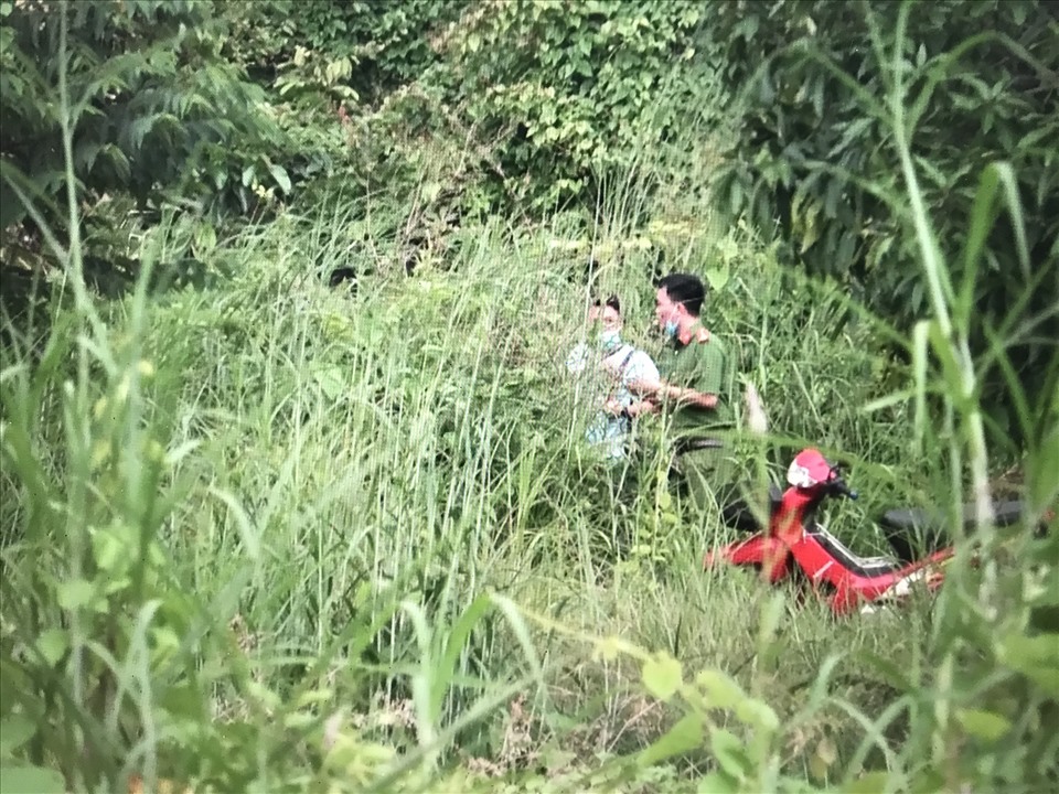 Công an khám nghiệm hiện trường trên bờ sông Đồng Nai điều tra làm rõ vụ việc. Ảnh: Dương Bình
