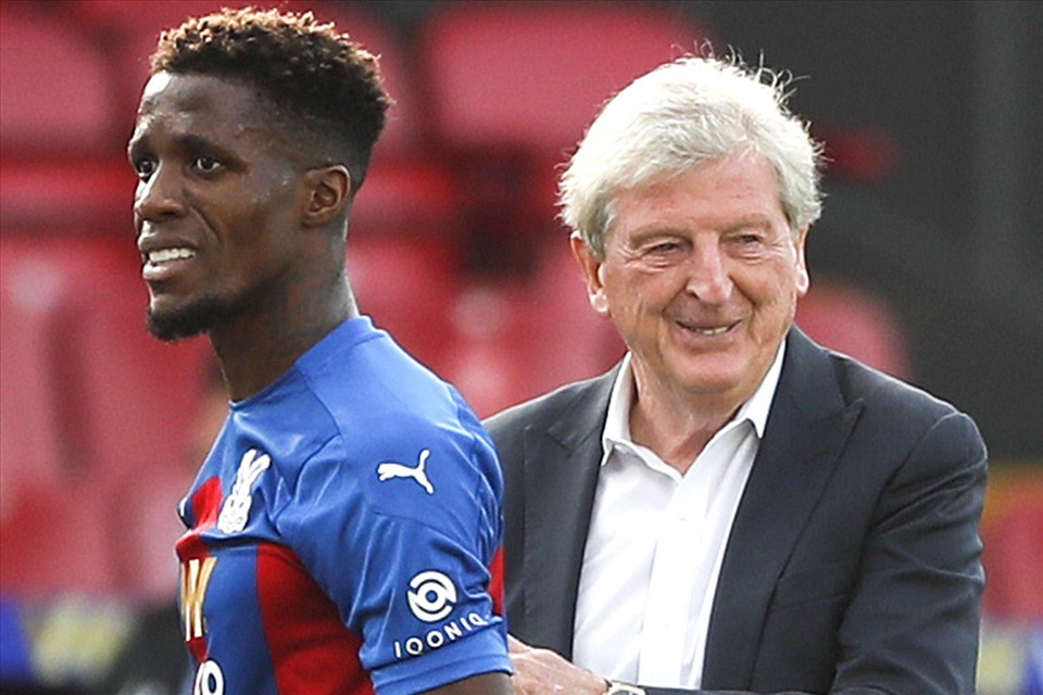 Zaha và HLV Hodgson. Ảnh: The Sun.