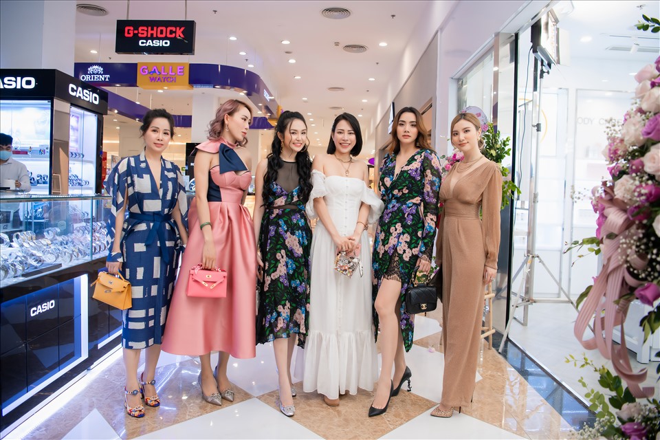 Cả hai có chung nhóm bạn thân thiết và luôn sát cánh cùng nhau chia sẻ mọi thứ trong cuộc sống.