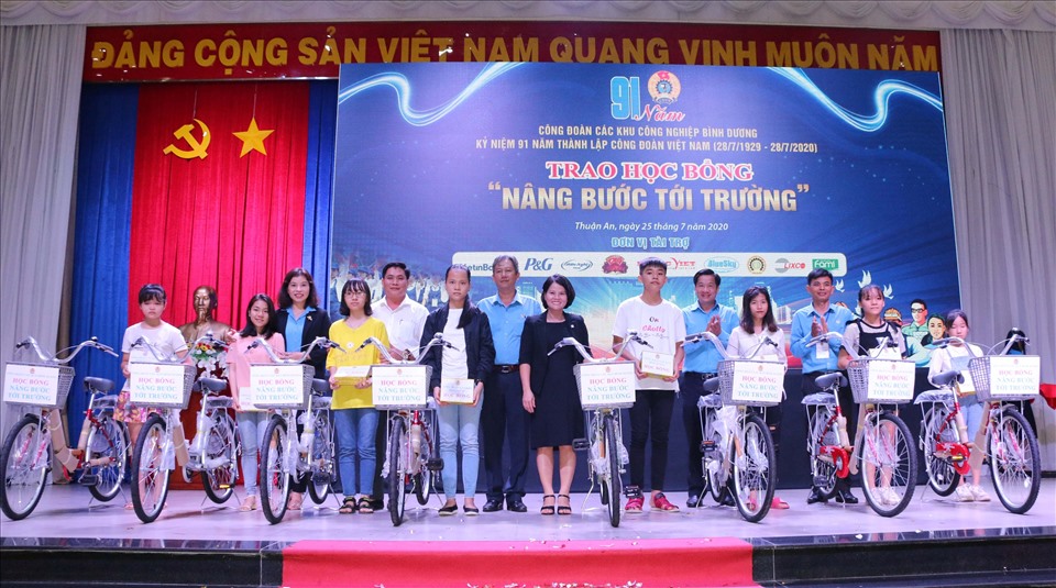 Trao xe đạp và học bổng cho con em công nhân khó khăn học giỏi. Ảnh: Dương Bình