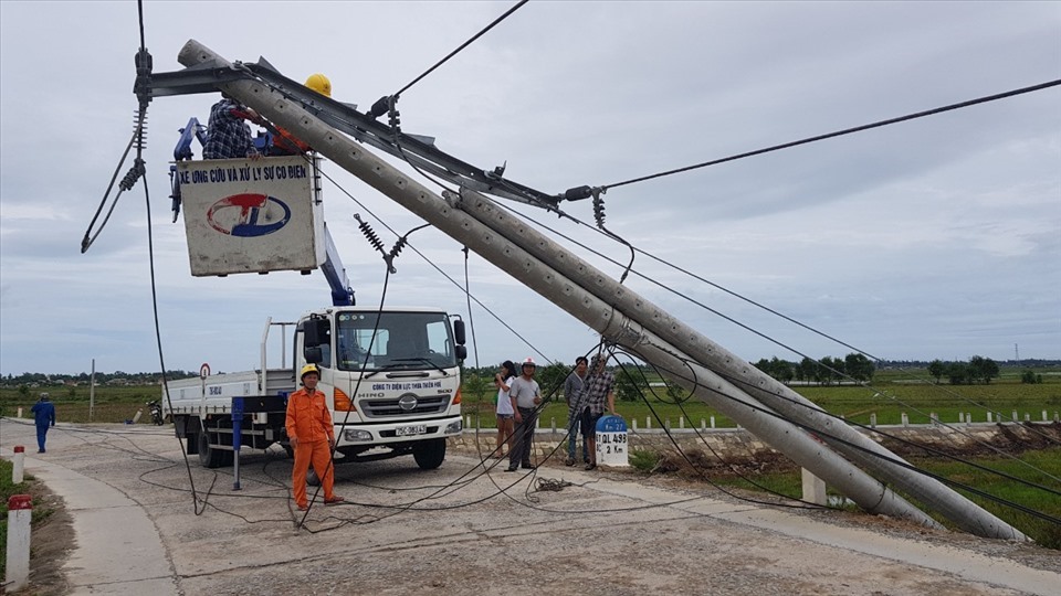 Cơ quan điện lực khắc phục sự cố điện do bão sói 5 gây ra. Ảnh: EVN