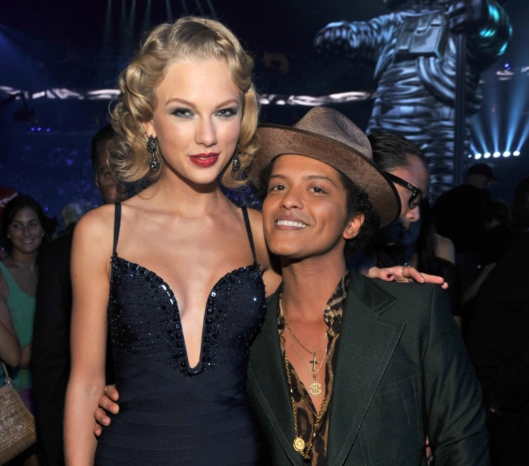 Bruno Mars (phải) được xem là nghệ sĩ tài năng của làng âm nhạc Mỹ. Ảnh nguồn: Mnet.