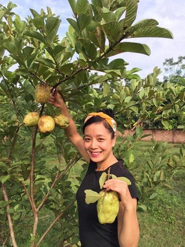 Chiều Xuân tự chăm sóc vườn. Ảnh: NSCC