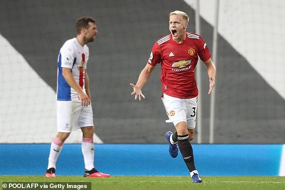 Van de Beek có bàn ra mắt đội bóng mới. Ảnh: Getty.