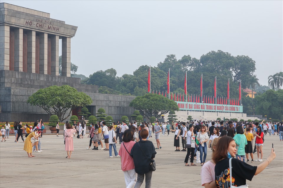 Chị Bùi Ngọc Xuân 35 tuổi nhà ở quận Cầu giấy chia sẻ: Hôm này ngày 2.9 là ngày trọng đại của đất nước, chúng ta có thể nhìn thấy 75 năm phát triển và tươi đẹp như hôm nay cũng nhờ cha ông thế hệ trước. Tôi đã thức sớm dẫn con tôi đến đây cho cháu biết ngày Quốc khánh là gì và kể cháu về lịch sử dân tộc.