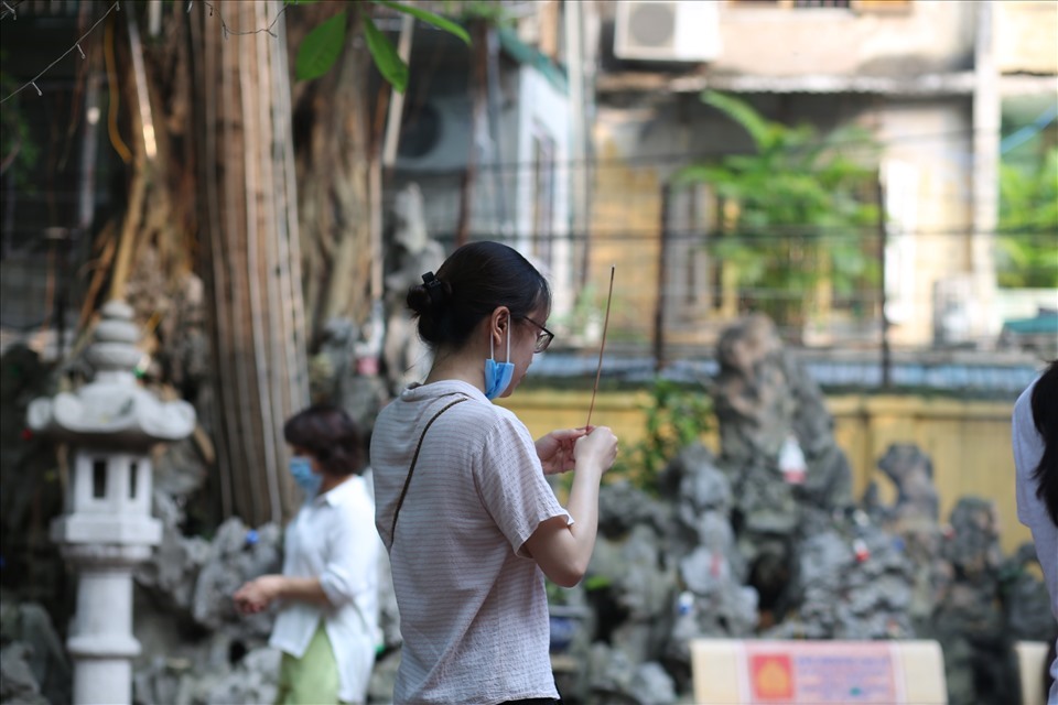 Nước rửa tay sát khuẩn được đặt nhiều nơi trong chùa để du khách tiện sử dụng. Ảnh: Huyền Chang
