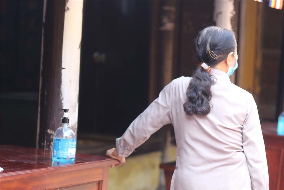 Nước rửa tay sát khuẩn được đặt nhiều nơi trong chùa để du khách tiện sử dụng. Ảnh: Huyền Chang