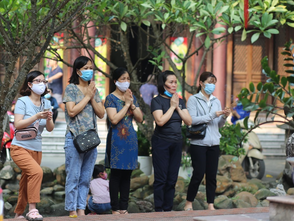 Người dân hành lễ tại Chùa Phúc Khánh trong ngày Vu lan. Ảnh: Huyền Chang