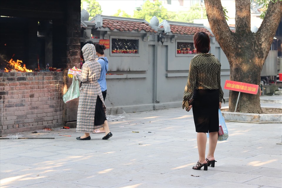 Tại Chùa Hà chỉ có lác đác người đến làm lễ, không khí không còn nhộn nhịp như trước. Ảnh: Lan Nhi