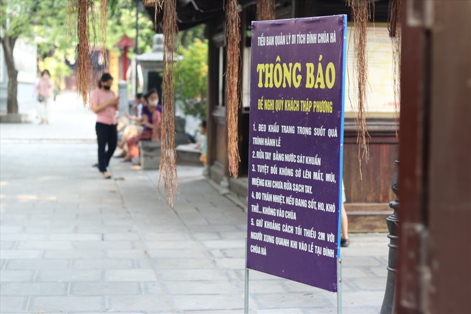 Bảng thông báo tại Chùa Hà.