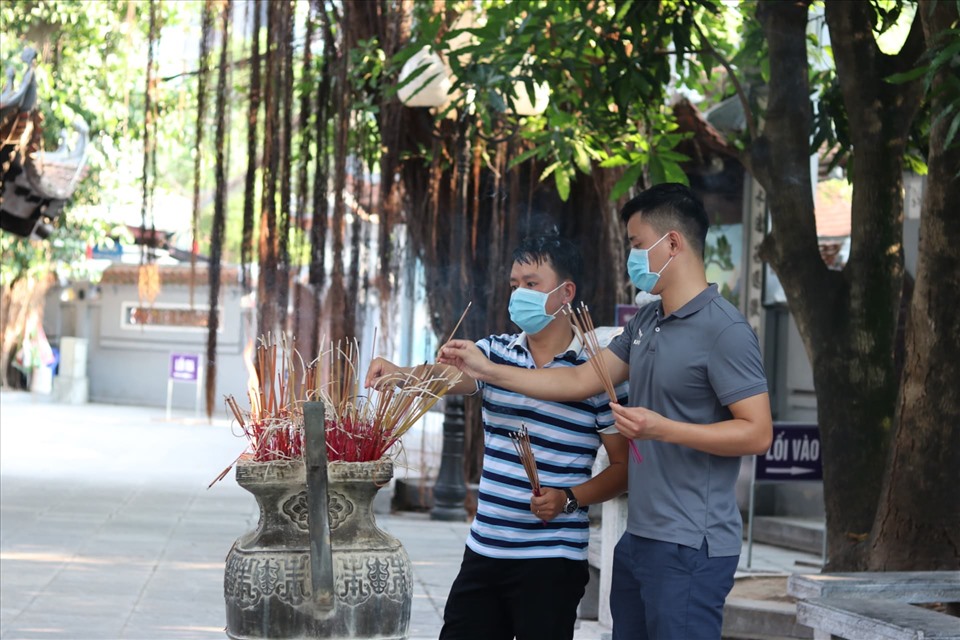 Tại Chùa Hà chỉ có lác đác người đến làm lễ, không khí không còn nhộn nhịp như trước. Ảnh: Lan Nhi