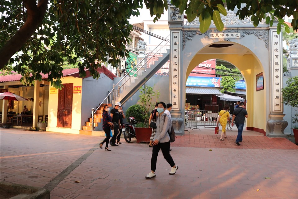Khung cảnh yên bình, vắng vẻ tại Phủ Tây Hồ trong ngày Rằm tháng bảy. Ảnh: Phạm Đông