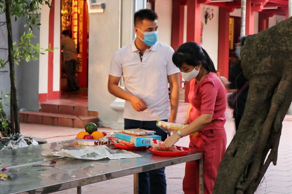 Chị Hà tranh thủ đi lễ tại phủ từ sáng sớm.