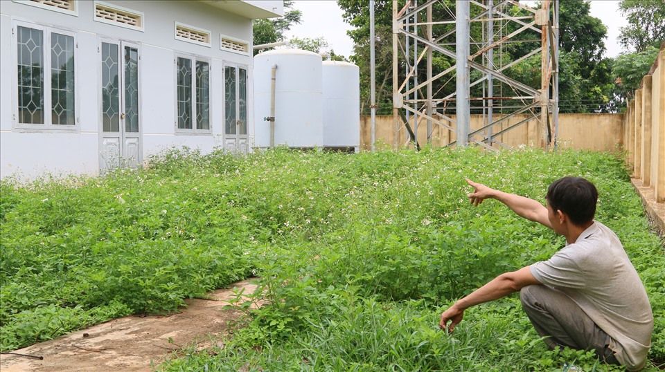 Người dân trong xã vẫn đang mòn mỏi chờ đợi công trình này sớm hoạt động trở lại để có nước sạch dùng. Ảnh Bảo Trung