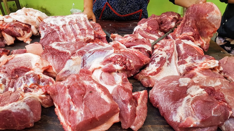 Dự báo giá lợn hơi tiếp tục giảm trong những ngày tới, có khả năng rời ngưỡng 70.000 đồng/kg. Ảnh: Vũ Long