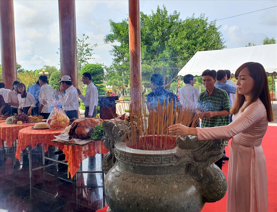 Rất đông người dân cùng dâng hương lên Bác (ảnh Nhật Hồ)