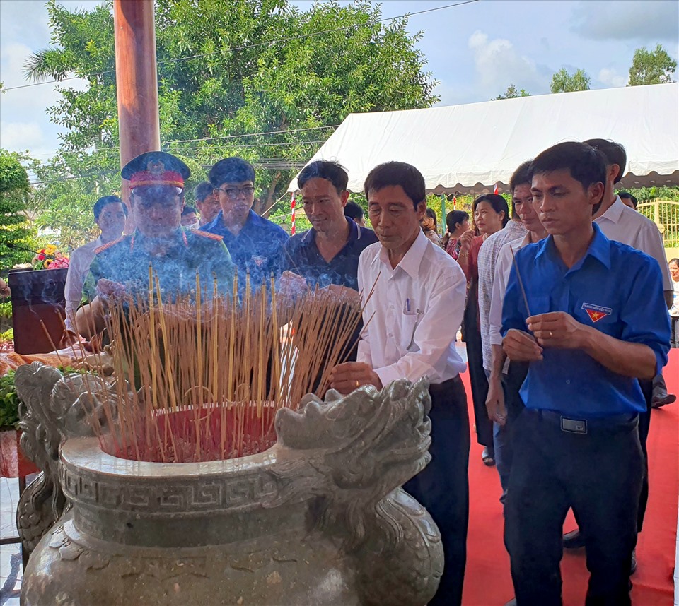 Người dân dâng hương cúng Bác Hồ (ảnh Nhật Hồ)