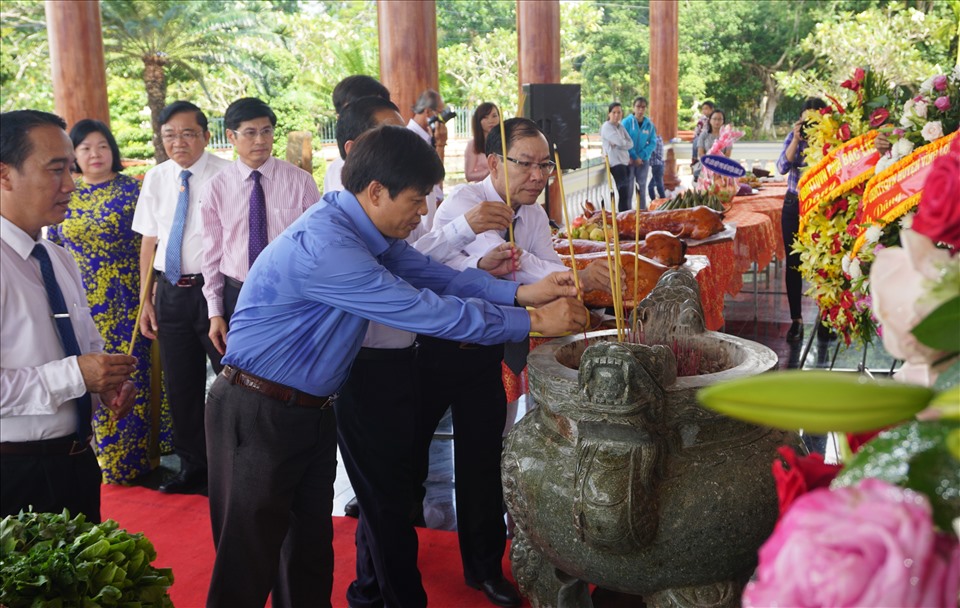 Lãnh đạo huyện Hòa Bình, Bạc Liêu dâng hương (ảnh Nhật Hồ)