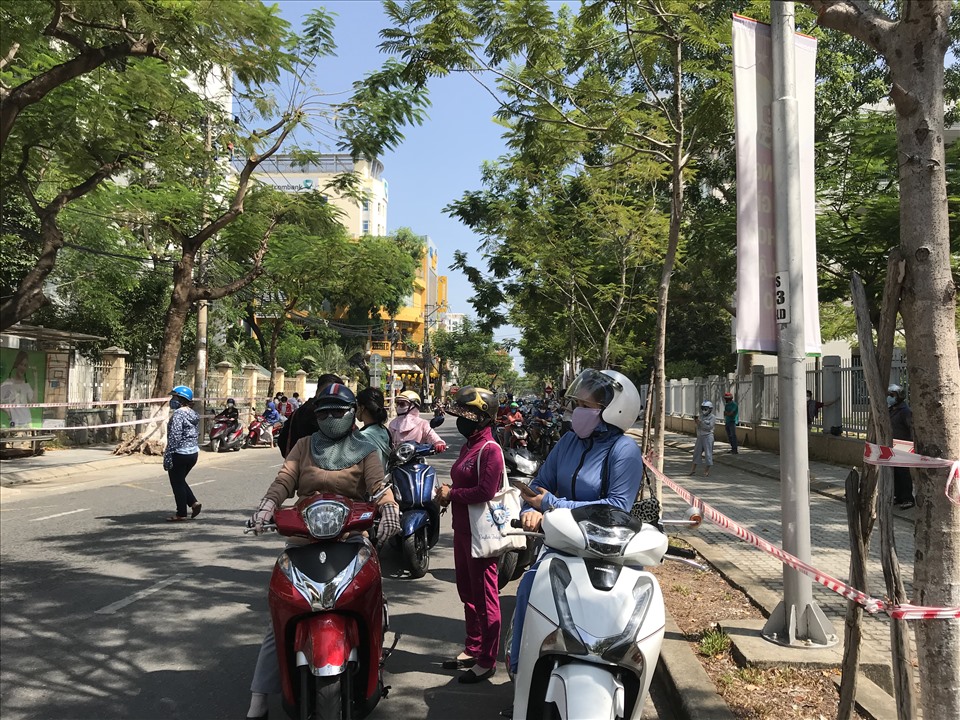Phụ huynh đợi chờ đón con sau kỳ thi tốt nghiệp THPT. Ảnh: Mai Hương