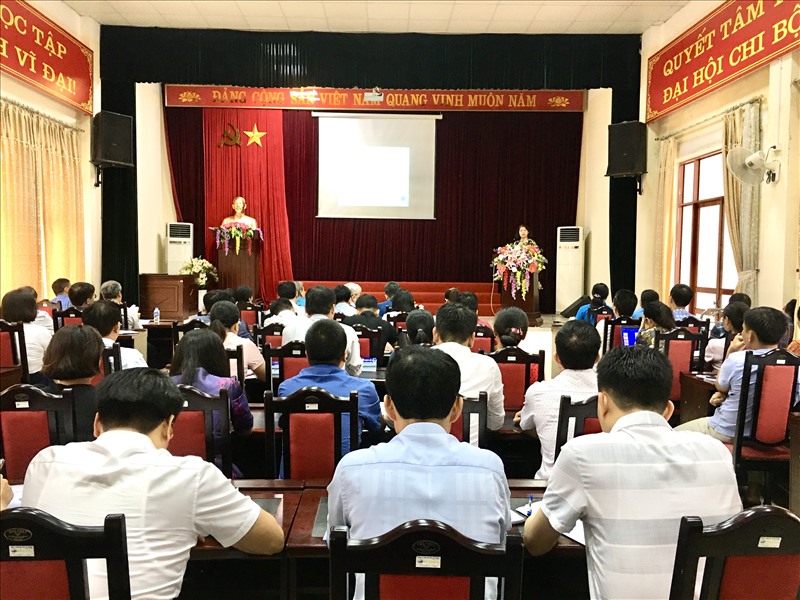 Tuyên truyền pháp luật trong công nhân viên chức lao động do khối thi đua công đoàn ngành tổ chức. Ảnh: LĐLĐ tỉnh Lào Cai