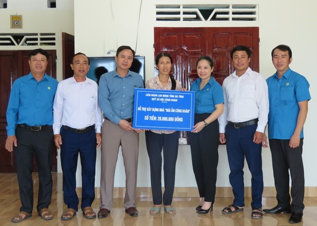 Hỗ trợ gia đình đoàn viên Đồng Thị Lạc. Ảnh: CĐ.
