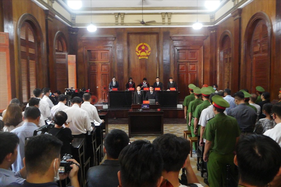 Chủ tọa phiên tòa đọc toàn văn bản án. Ảnh: Anh Tú