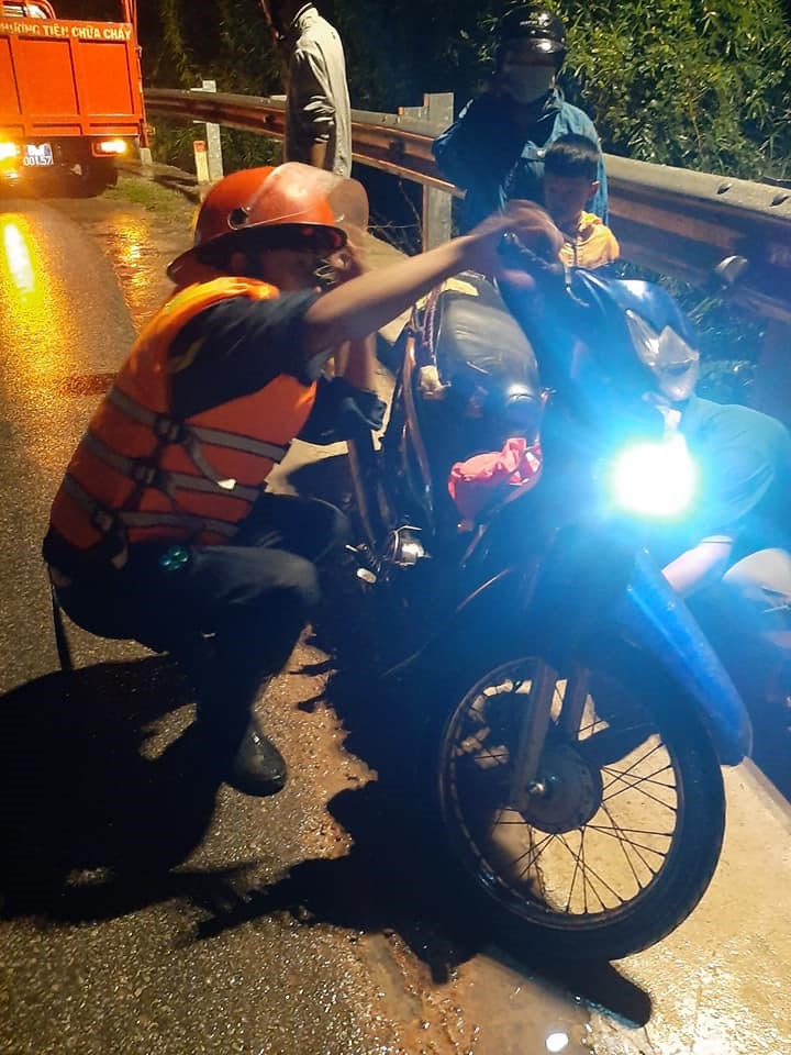 Công an sửa xe giúp người dân. Ảnh: Lực lượng chức năng cung cấp