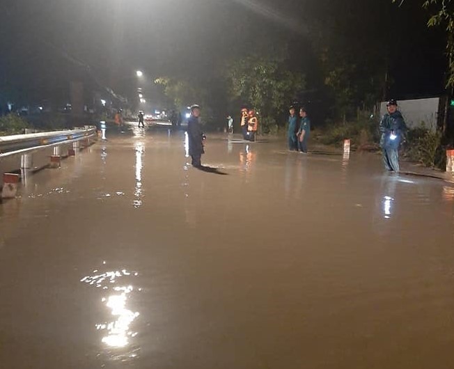 Mưa kéo dài khiến đoạn đường ngập sâu trong nước. Ảnh: Lực lượng chức năng cung cấp