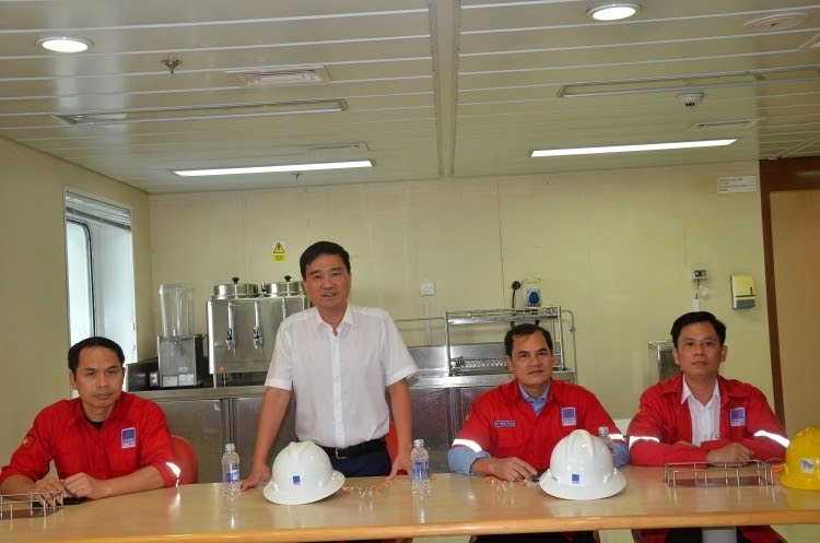 Đồng chí Vũ Anh Tuấn phát biểu tại buổi gặp mặt người lao động trên giàn PV Drilling V. Ảnh: Hồng Thắm