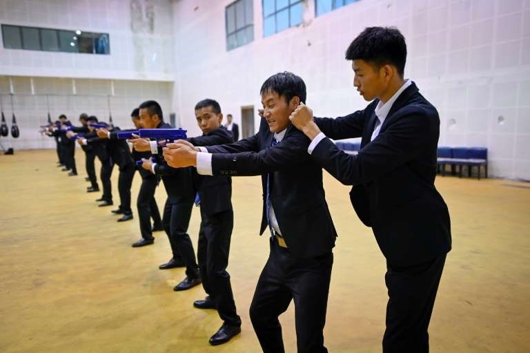 Học viên luyện tập với súng giả. Ảnh: WANG ZHAO/AFP
