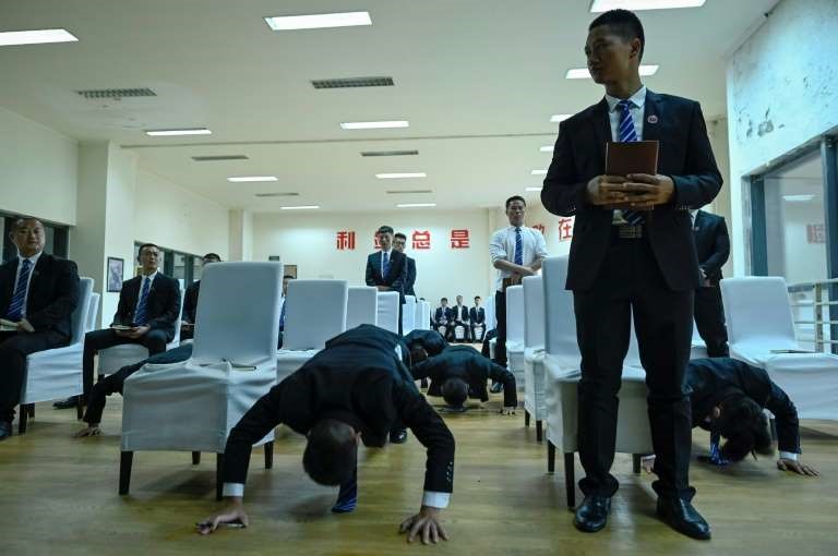 Phạt chống đẩy nếu không thực hành tốt. Ảnh: WANG ZHAO/AFP