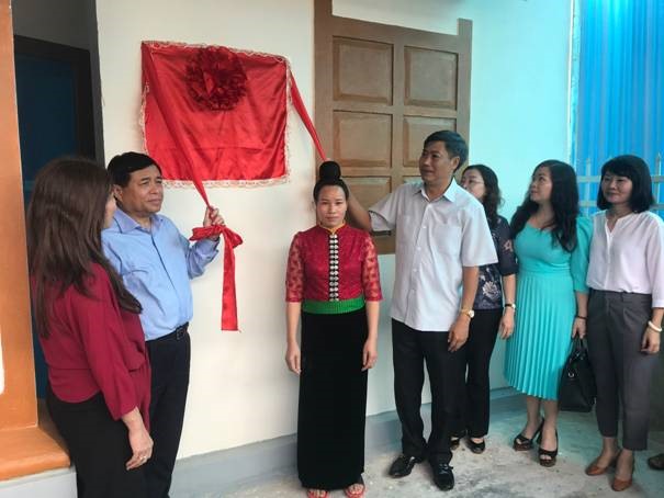 Bộ trưởng Nguyễn Chí Dũng gắn biển cho nhà Mái ấm. Ảnh: CĐ Bộ Kế hoạch và Đầu tư.