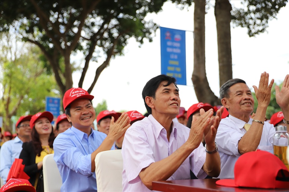 Mr. Thoi (center) nervously watched his son's rounds.  Photo BAO TRUNG