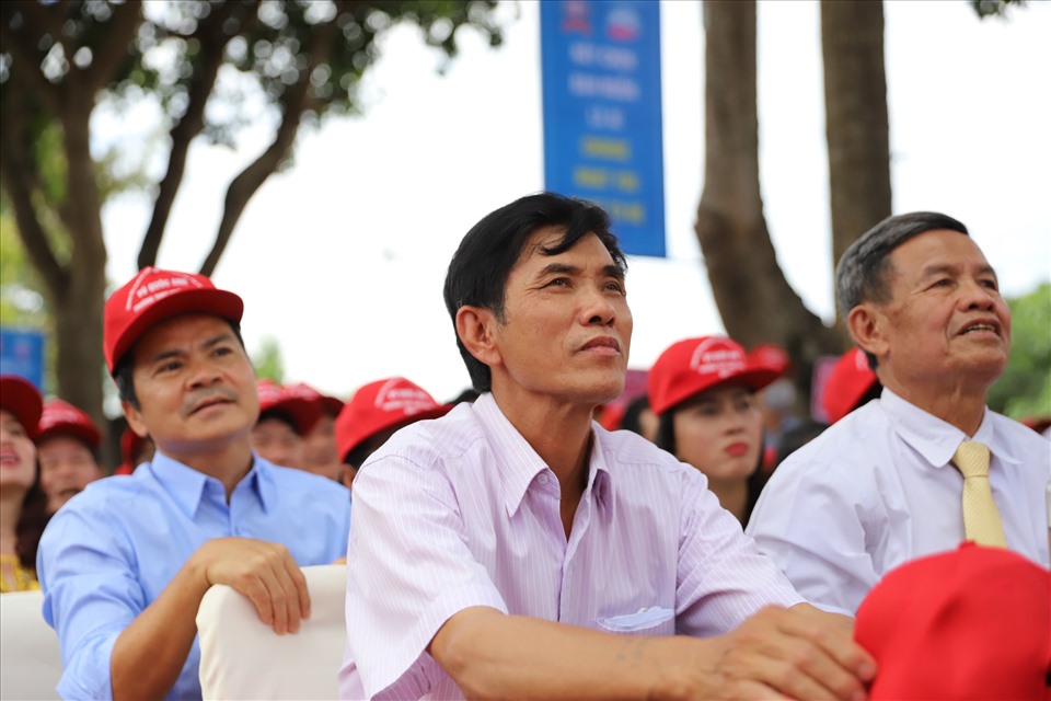 Mr. Thoi (center) nervously watched his son's rounds.  Photo BAO TRUNG