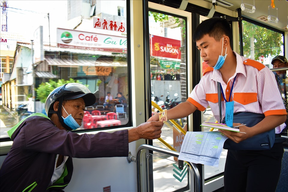 Hành khách tuyến xe buýt này chủ yếu là người lao động có thu nhập thấp. Tuy nhiên, ngay lần trải nghiệm đầu tiên, nhiều người đều cho biết cảm thấy rất thích thú với phương tiện công cộng mới ở Cần Thơ. “Phương tiện này rất phù hợp với túi tiền của người lao động chúng tôi nhưng vẫn đảm bảo an toàn, tiện nghi khi sử dụng. Tính ra tiện lợi, an toàn và rẻ hơn so với việc di chuyển bằng phương tiện cá nhân nhiều” – hành khách hào hứng cho biết.