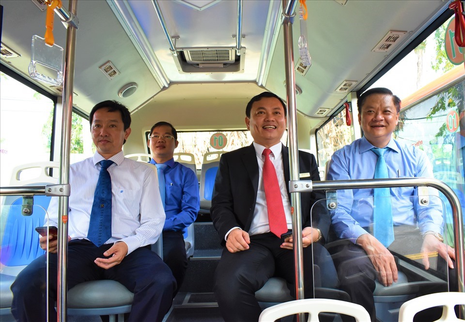 Ông Dương Tấn Hiển - Phó Chủ tịch UBND TP.Cần Thơ - cho biết: “Việc khai trương 5 tuyến xe buýt nội tỉnh trên địa bàn TP Cần Thơ là một sự kiện có ý nghĩa rất quan trọng đối với người dân TP Cần Thơ, đồng thời cũng là sự kiện đánh dấu sự phát triển của ngành Giao thông Vận tải TP.Cần Thơ nói chung, lĩnh vực vận tải hành khách công cộng nói riêng, trong việc nỗ lực xúc tiến mời gọi đầu tư khai thác xe buýt theo hình thức xã hội hóa, nâng cao chất lượng phục vụ cho người dân”. Trong ảnh: Lãnh đạo TP.Cần Thơ tham quan, trải nghiệm trên chuyến xe buýt trong ngày khai trương.
