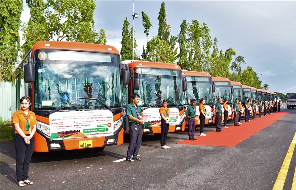 Đơn vị nhà thầu (Công ty Phương Trang) cho biết: Để đưa vào khai thác 5 tuyến xe buýt nội tỉnh trên địa bàn Thành phố Cần Thơ, đơn vị đã đầu tư 135 xe buýt đời mới được trang bị hiện đại, do THACO sản xuất năm 2020. Ngoài tuyến Ba Láng - Ô Môn chính thức hoạt động từ ngày 20.9.2020, 4 tuyến còn lại cũng đã sẵn sàng phục vụ. Cụ thể: Tuyến sân bay Cần Thơ - Bến xe khách Trung tâm (hoạt động từ tháng 11 năm 2020); tuyến sân bay Cần Thơ - Thị trấn Phong Điền (hoạt động từ tháng 11 năm 2020); tuyến lộ tẻ (Thốt Nốt) - Vĩnh Thạnh (hoạt động từ tháng 12 năm 2020) và tuyến Ô Môn - Kênh B, huyện Vĩnh Thạnh (hoạt động từ tháng 12 năm 2020). Thời gian hoạt động từ 5h30 đến 18h00 hàng ngày, mỗi chuyến xe cách nhau từ 20-30p trong giờ bình thường và từ 10 -15p trong giờ cao điểm.